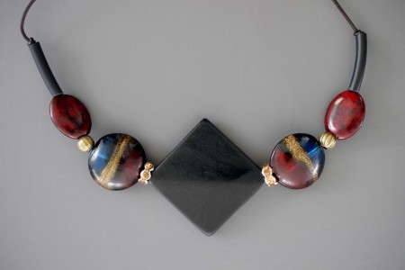 Motif sur cuir : agate du Brésil sablée, verre soufflé murano, chrysocole rouge et cristal